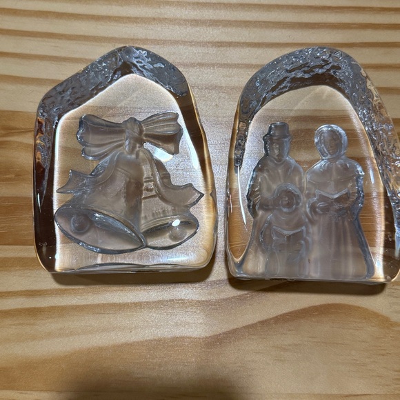 Cristal d’ Arques France 24% Genuine Lead Crystal Caroler’s & Bells Paperweight. - Picture 1 of 12